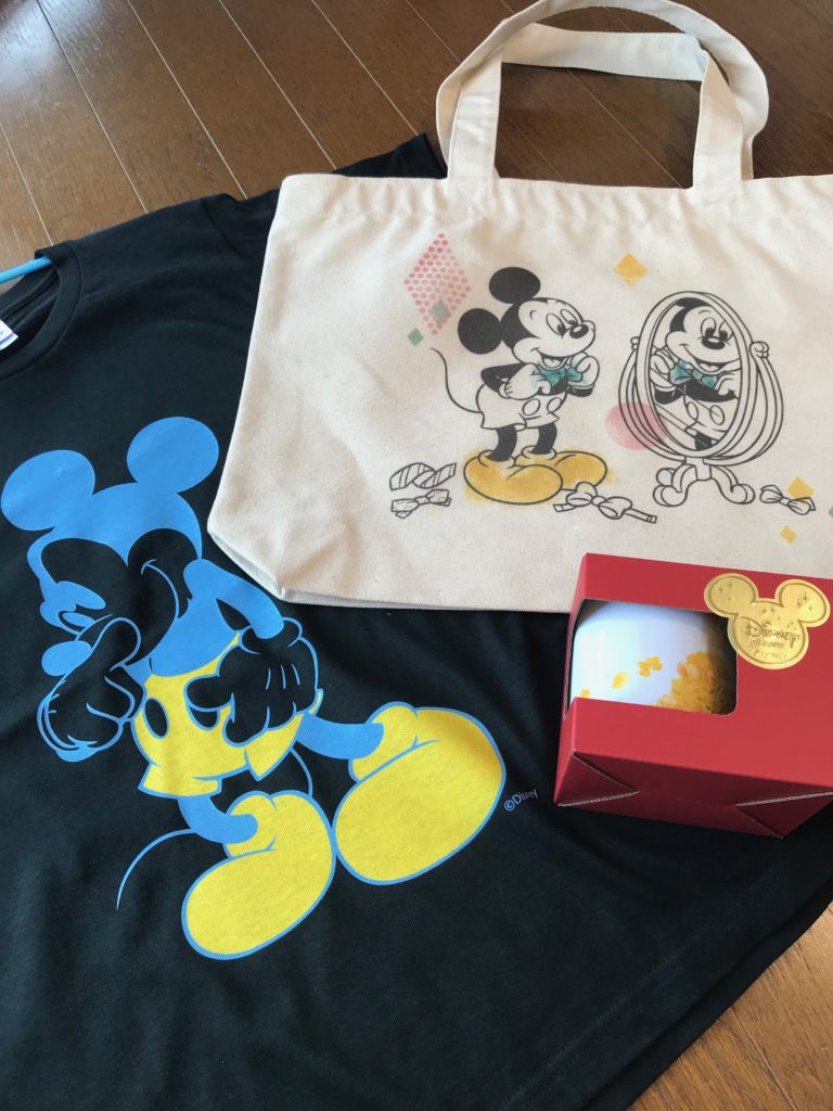 Disney Deluxeの限定グッズ、マグカップ、トートバッグ、Tシャツ